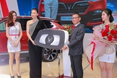 VinFast bàn giao xe Lux SA2 0 giá 1,7 tỷ đồng cho đại sứ thương hiệu Ngô Thanh Vân