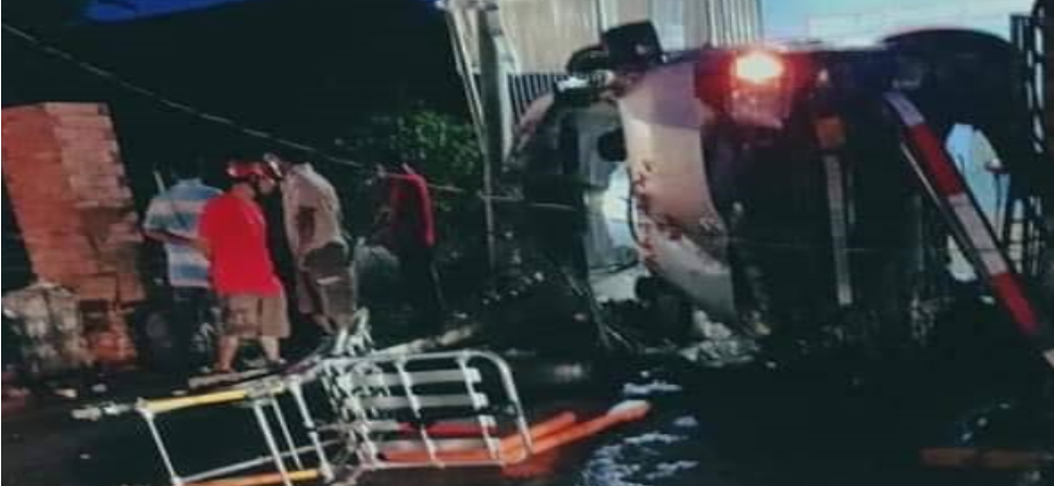 Xe cứu thương lao vào nhà dân lật ngang