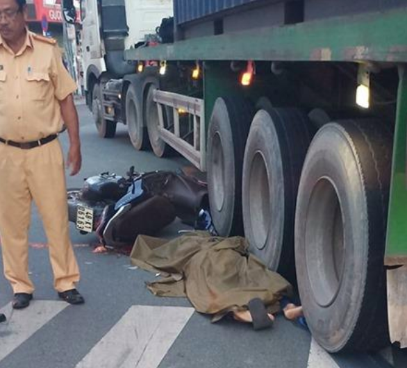 Bị cuốn vào gầm đầu kéo container, người đàn ông tử vong