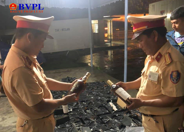Thu giữ hơn 600 chai rượu ngoại nhập lậu giá gần 1 tỷ trên container