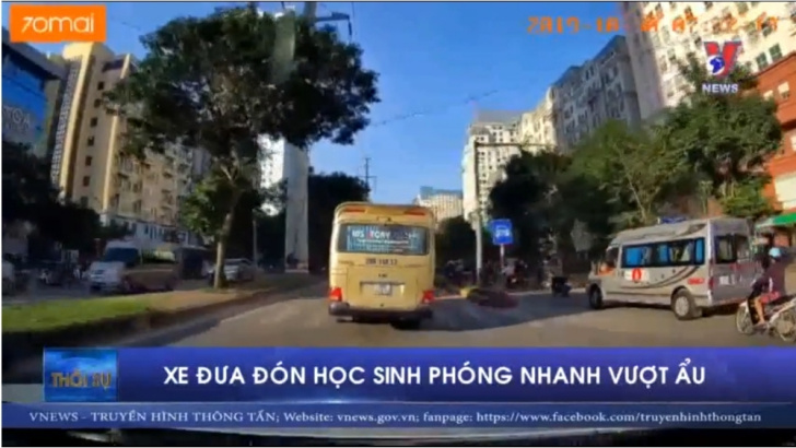Xe đưa đón học sinh phóng nhanh vượt ẩu