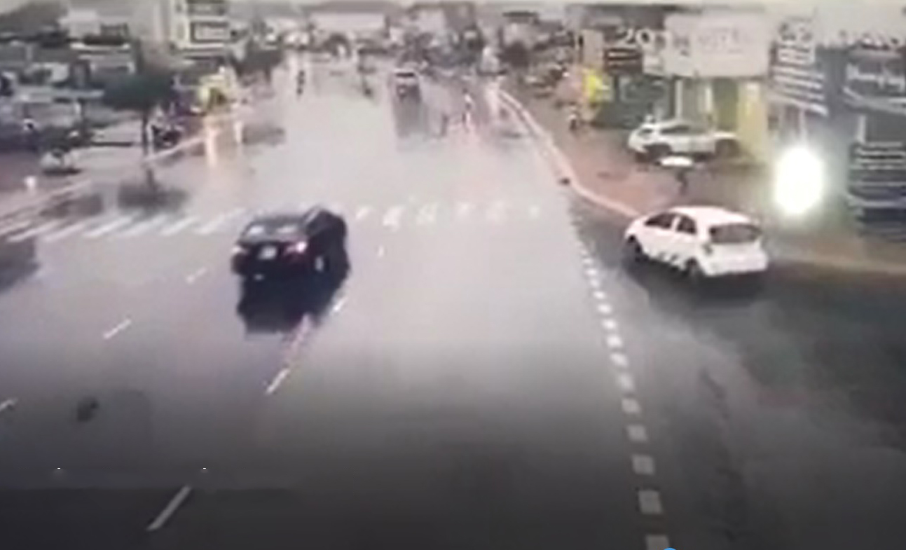 Bàng hoàng cảnh tượng ô tô “điên” leo vỉa hè tông cô gái tử vong