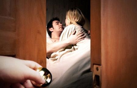 Bạn gái ngủ với người lạ, thanh niên vác dao đâm tử vong tình địch