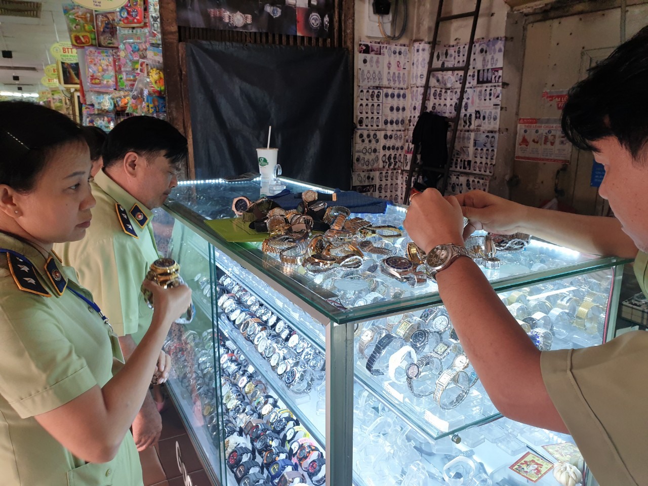 Phát hiện đồng hồ, mắt kính giả trong chợ Bến Thành