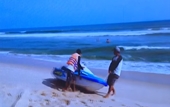 Tắm biển khi sóng lớn, 1 du khách nước ngoài đuối nước tử vong