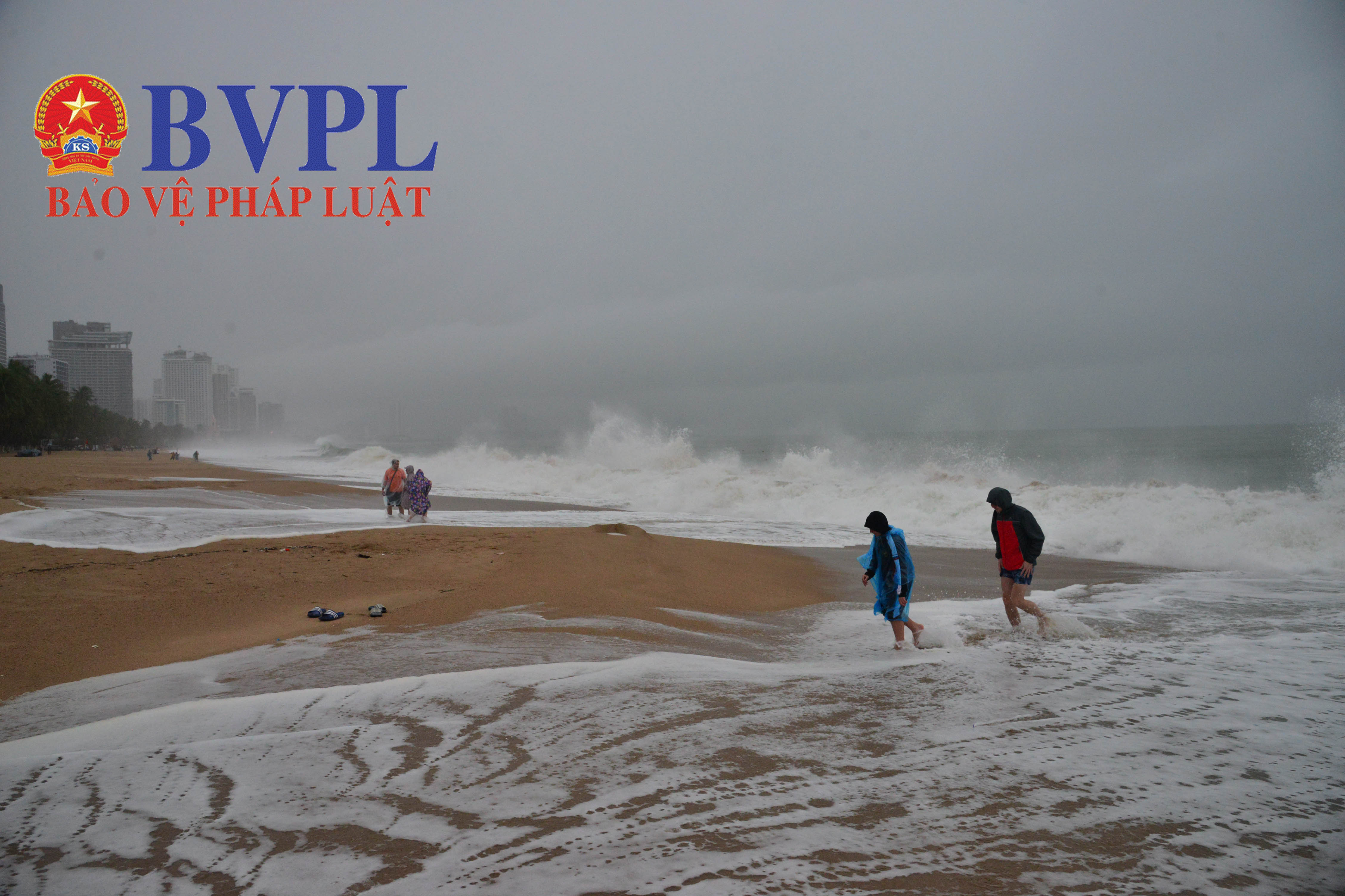 Du khách nước ngoài thích thú check in bãi biển Nha Trang sóng cao 3-4m