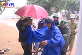 Người dân Quảng Ngãi đội mưa chằng chống nhà cửa chống bão