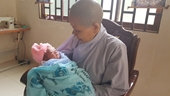 Bé trai sơ sinh bị mẹ bỏ lại trong chùa Thanh Lương