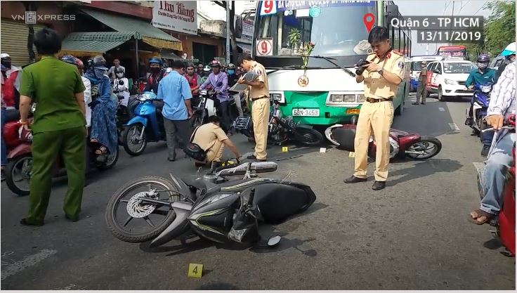 Xe buýt tông 10 xe máy dừng đèn đỏ