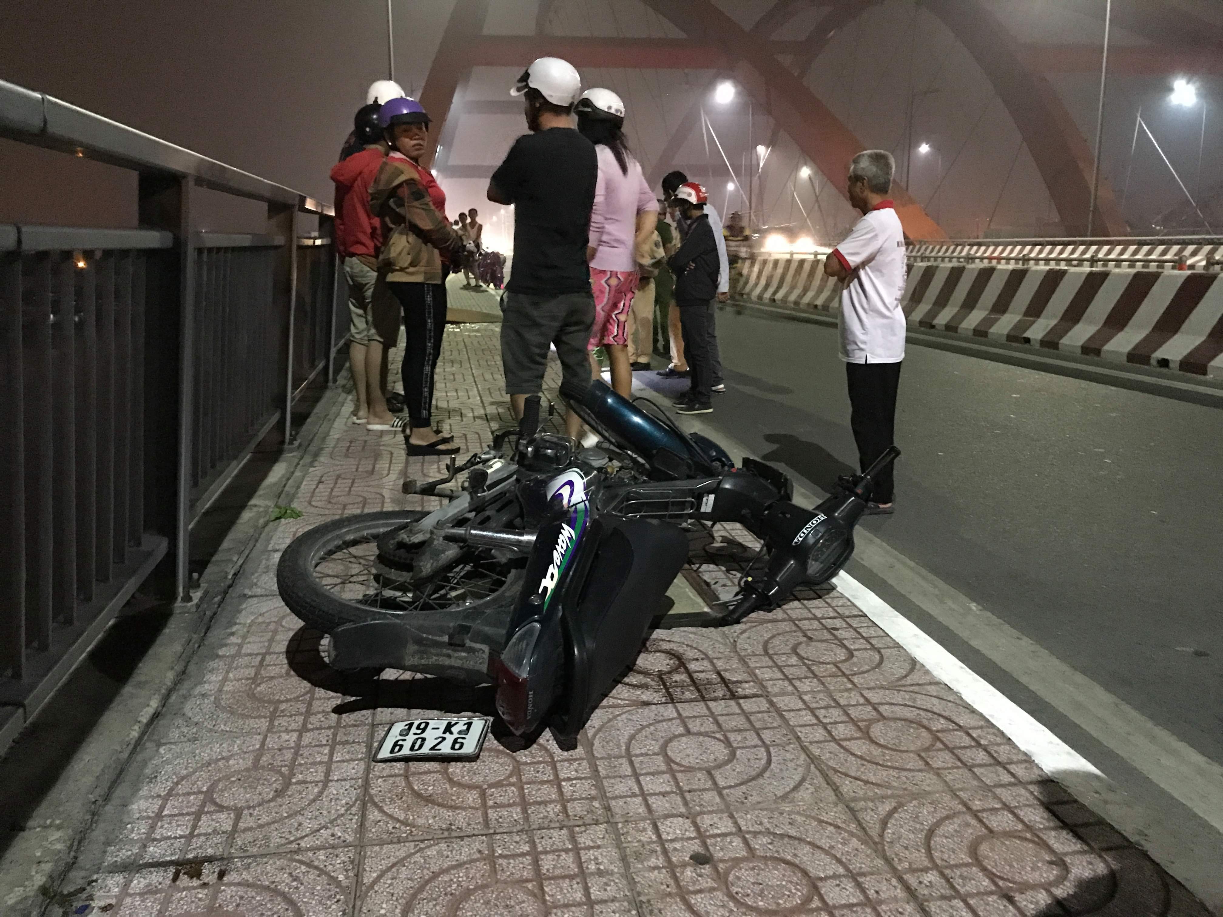 Tông vào lề đường, 2 thiếu niên thương vong