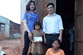 Chi đoàn Khối Nội chính huyện Chư Sê tặng quà trẻ em có hoàn cảnh khó khăn