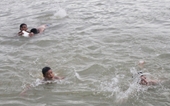 Tắm biển khi sóng lớn, 4 học sinh đuối nước