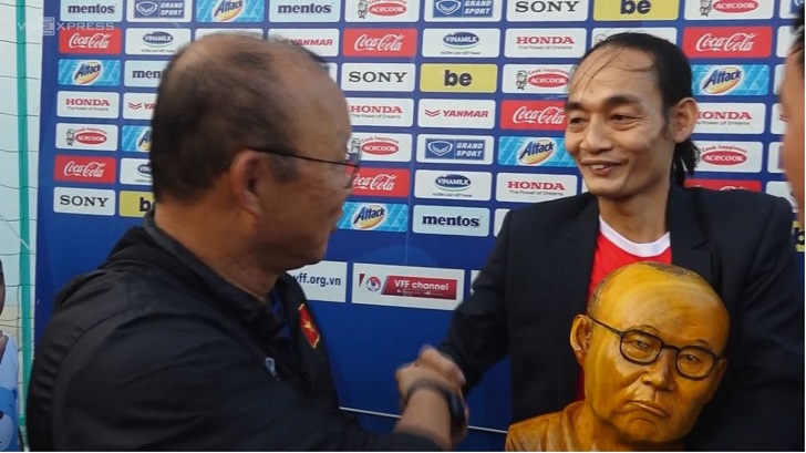 Người hâm mộ tặng tượng cho ông Park