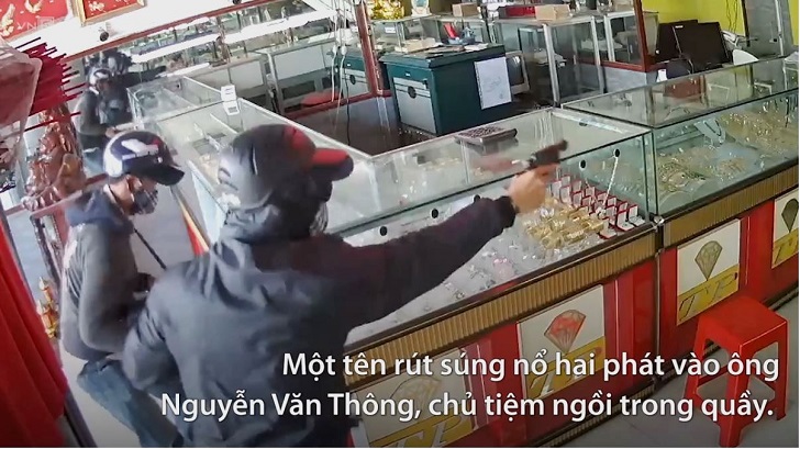 30 giây tấn công tiệm vàng của hai tên cướp