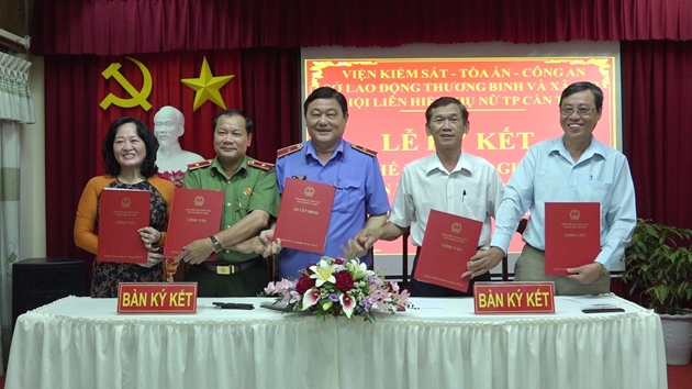 VKSND TP Cần Thơ và 4 đơn vị ký kết Quy chế phối hợp giải quyết án xâm hại trẻ em