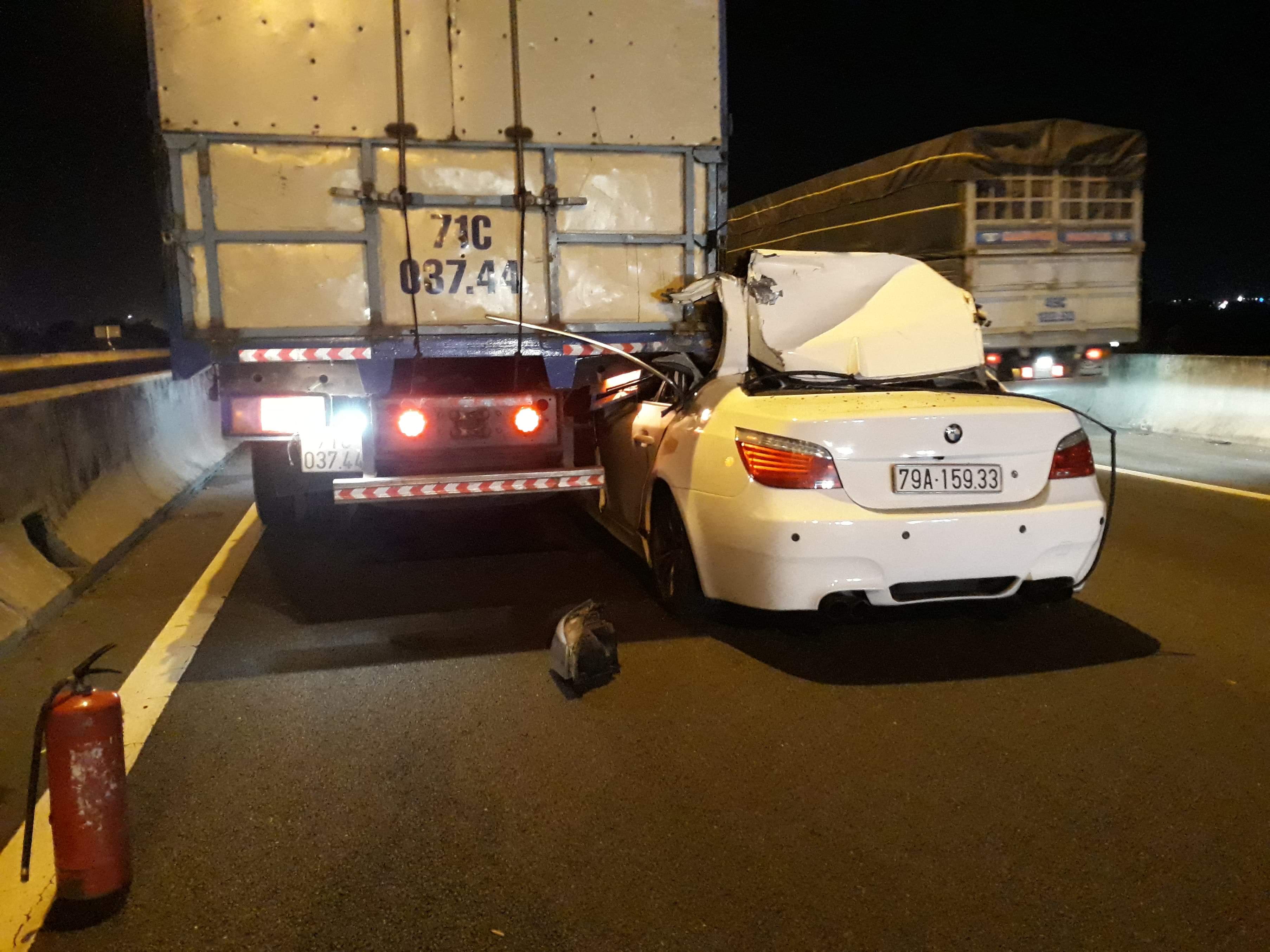 Xế sang BMW húc đuôi xe tải, tài xế chết trong xe