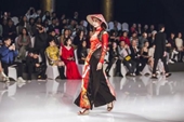 Bộ sưu tập của NTK Trung Quốc gây tranh cãi vì giống áo dài Việt Nam