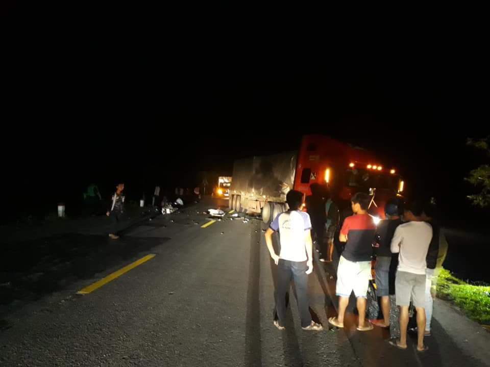 Va chạm với container 2 thanh niên tử vong tại chỗ