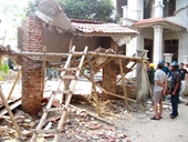 Sập mái cổng khiến 2 người tử vong ở thành phố Uông Bí