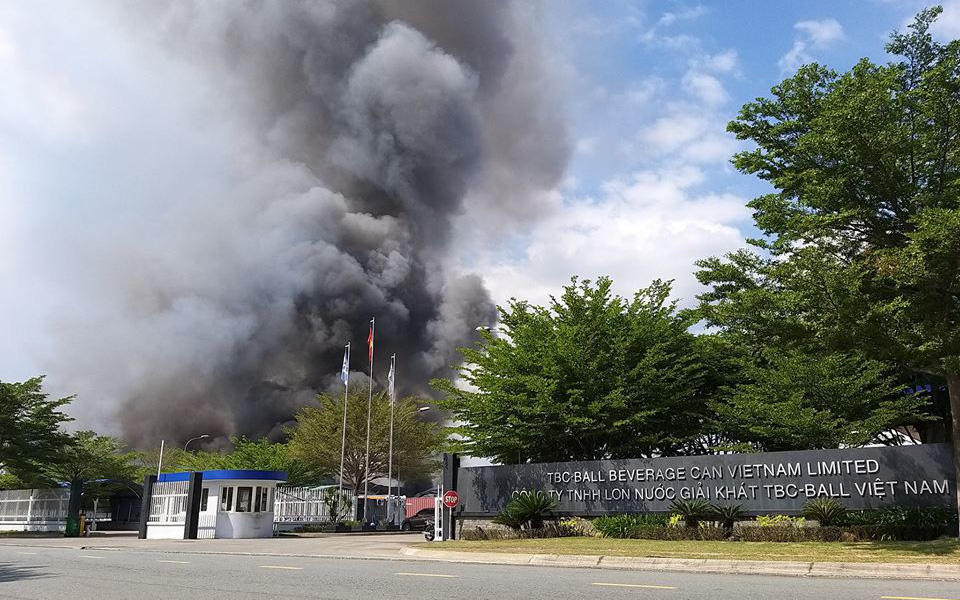 Cháy lớn, khói đen bốc cao hàng chục mét trong KCN Vsip II ở Bình Dương