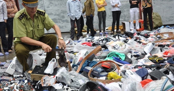 Khi hàng giả biến tướng thành hàng xách tay bày bán công khai