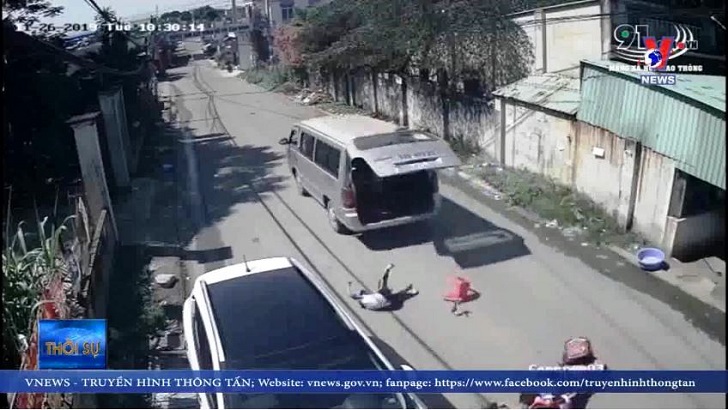 Xe chở học sinh làm rơi ba cháu nhỏ xuống đường