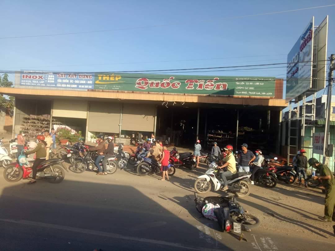 Tai nạn thương tâm, vợ khóc ngất trước thi thể chồng và con