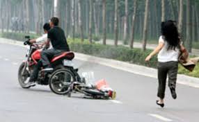 Cô gái trẻ bị cướp khi đi ra từ trong quán karaoke