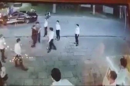 CLIP Hàng chục nhân viên quán Karaoke đánh hội đồng khách hát