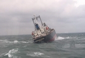 Cứu hộ thành công 18 thuyền viên tàu nước ngoài ở Cảng Sơn Dương