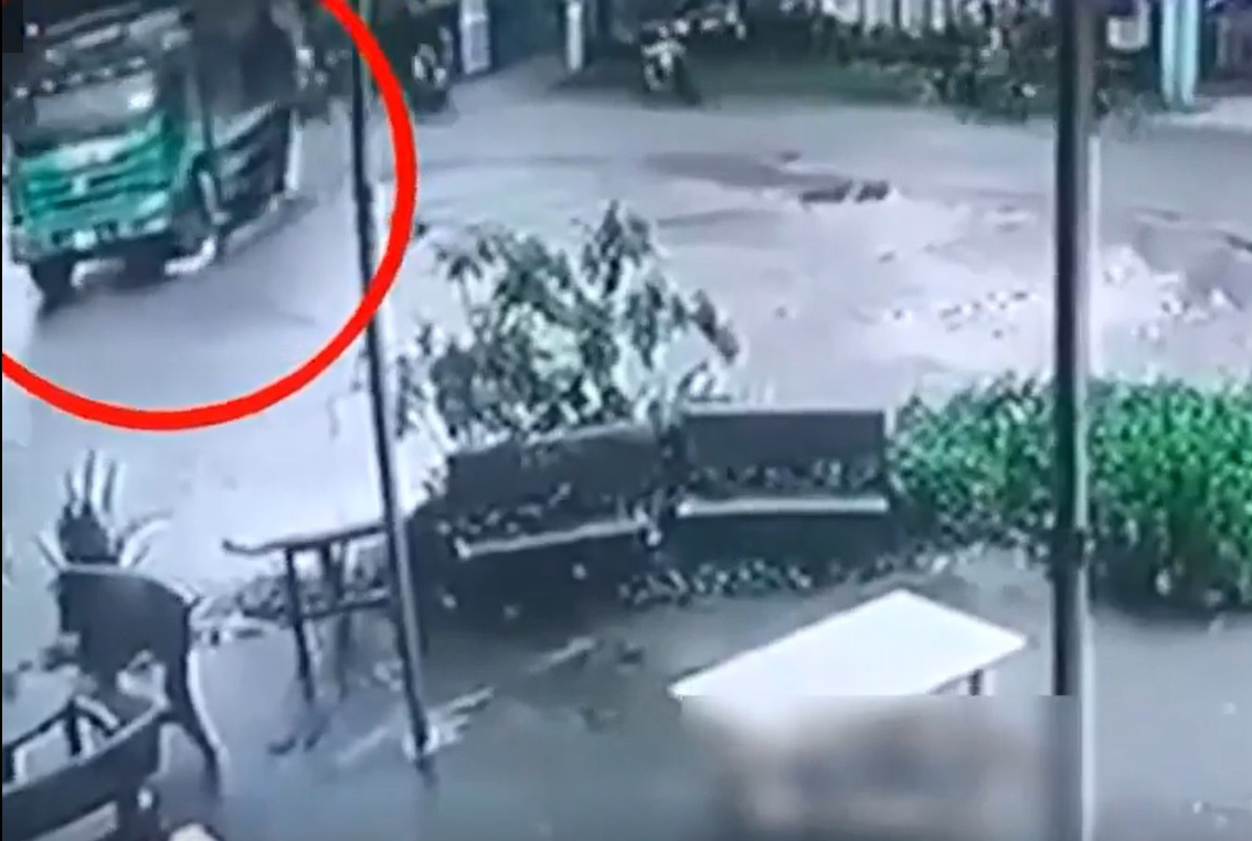 Clip bé gái bị xe tải cán qua, kéo lê trên đường