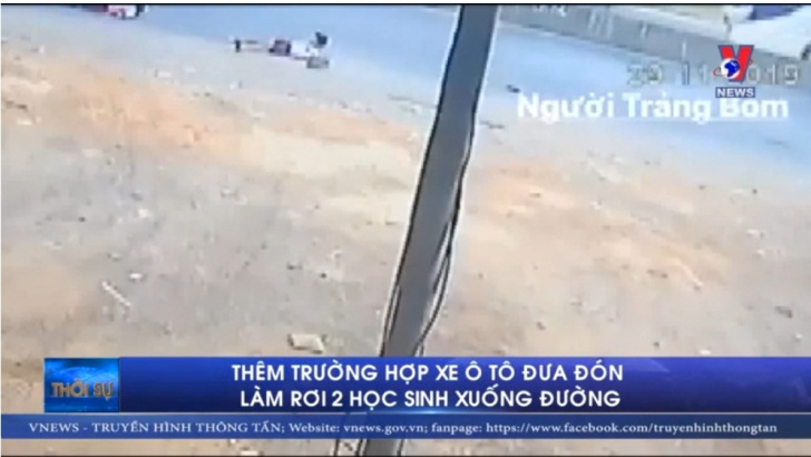 Thêm trường hợp xe ô tô đưa đón làm rơi 2 học sinh xuống đường