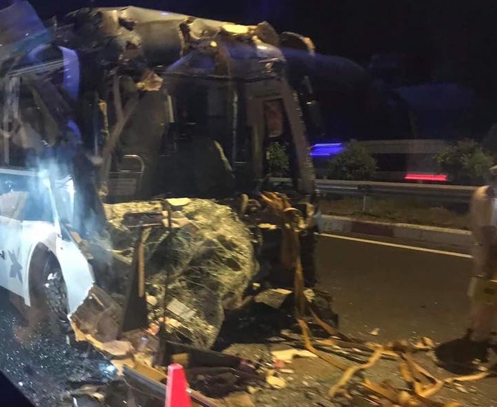 Tông đuôi container trên cao tốc, xe khách Cúc Phương biến dạng