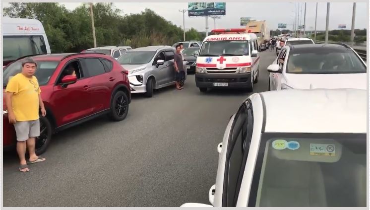 Hành động đẹp của các lái xe khi nhường đường cho xe cấp cứu đi qua điểm ùn tắc