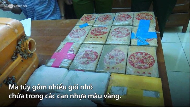 Thu giữ 25 bánh ma túy trôi dạt vào bờ biển