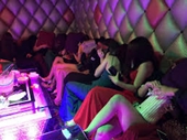 Nữ nhân viên karaoke được giải cứu vì nhanh trí giấu điện thoại vào chỗ kín