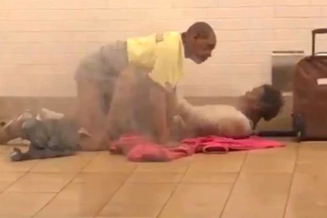 Cặp đôi ngang nhiên mây mưa giữa sân ga khiến nhiều người đỏ mặt