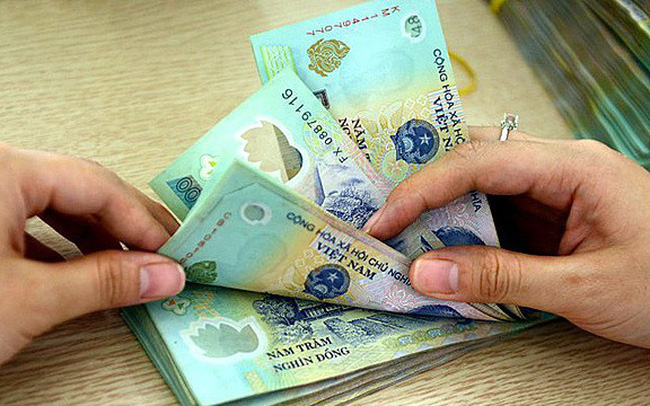 Hai đối tượng đang nhận 130 triệu đồng  thì bị Công an bắt quả tang