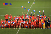 Hình ảnh xúc động các cô gái vàng bóng đá nữ lần thứ 6 bước lên ngôi vô địch SEA Games