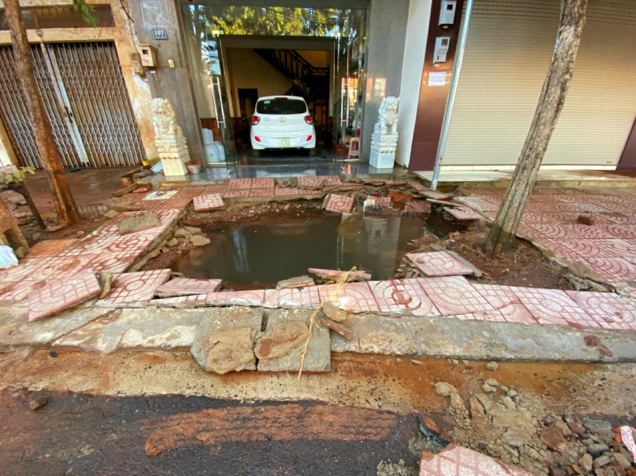 CLIP Ống nước ngầm “nổ tung” bay cả vỉa hè, khiến người và xe lao xuống hố