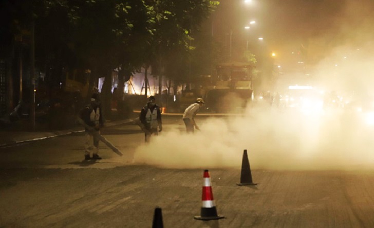 Thi công đường Nguyễn Trãi, công nhân thản nhiên ‘thổi bụi’ vào người đi đường