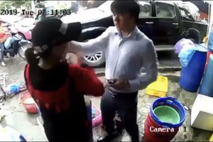 Thanh niên ăn mặc lịch sự vào chợ tát liên tiếp vào mặt một phụ nữ bán tôm