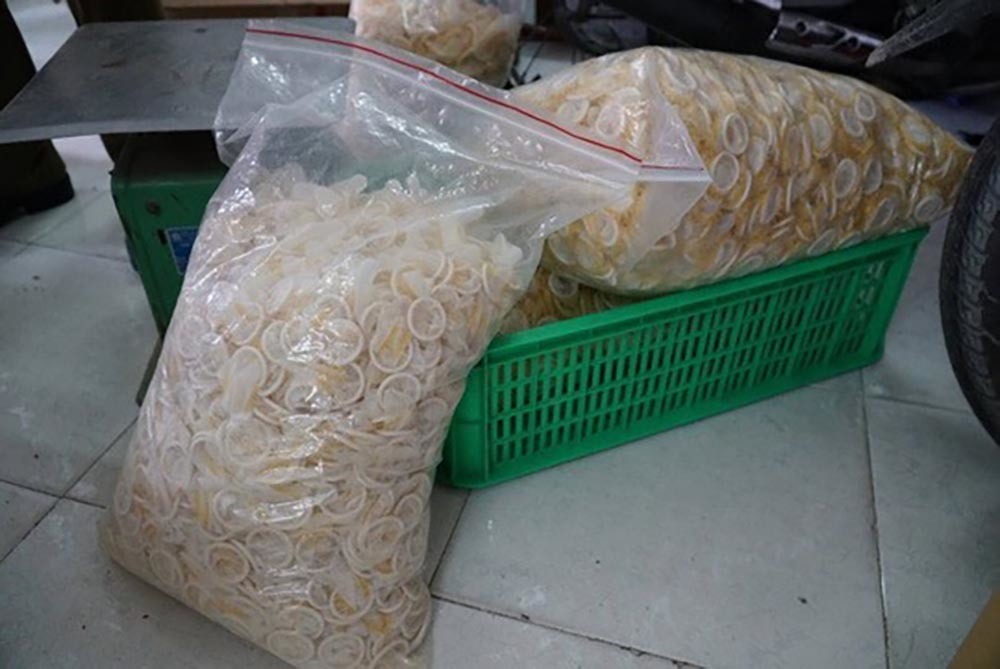 Phát hiện doanh nghiệp nhập bao cao su, miếng dán hạ sốt giả