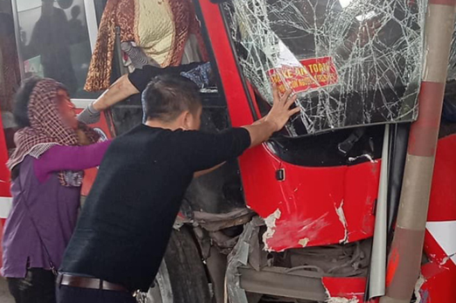 Xe khách tông nát cabin trạm thu phí, 5 người bị thương