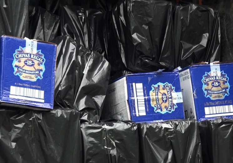 Tạm giữ 4 500 chai rượu ngoại không có hóa đơn chứng từ