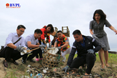 Diễn viên điện ảnh Lý Hùng chung tay nhặt rác vì một môi trường không rác thải nhựa tại Quảng Nam