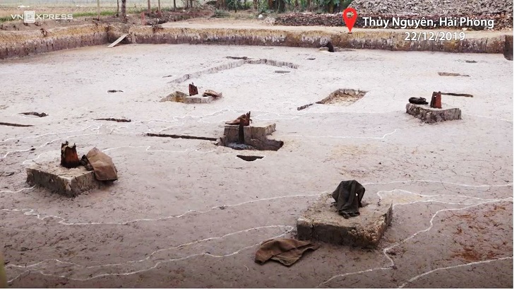 Nhiều người tham quan bãi cọc Bạch Đằng mới phát lộ