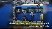 Nhóm thanh niên dùng hung khí đập kính xe buýt