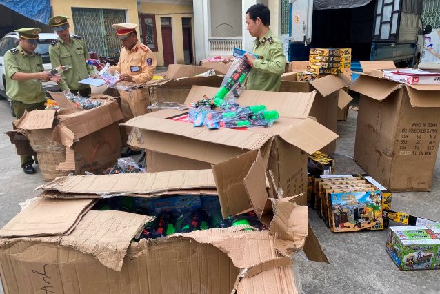 Bắt giữ xe ô tô vận chuyển số lượng lớn đồ chơi nguy hiểm