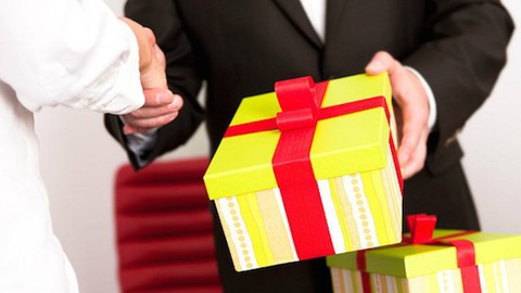 Hà Nội nghiêm cấm việc biếu, tặng quà Tết cho lãnh đạo cấp trên